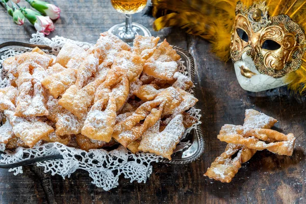 Traditionella Italienska Carnival Fritters Dammas Med Florsocker Frappe Eller Chiacchiere — Stockfoto