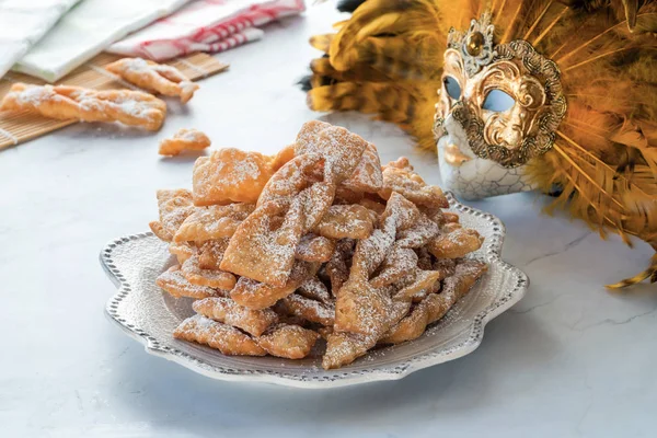 Traditionella Italienska Carnival Fritters Dammas Med Florsocker Frappe Eller Chiacchiere — Stockfoto