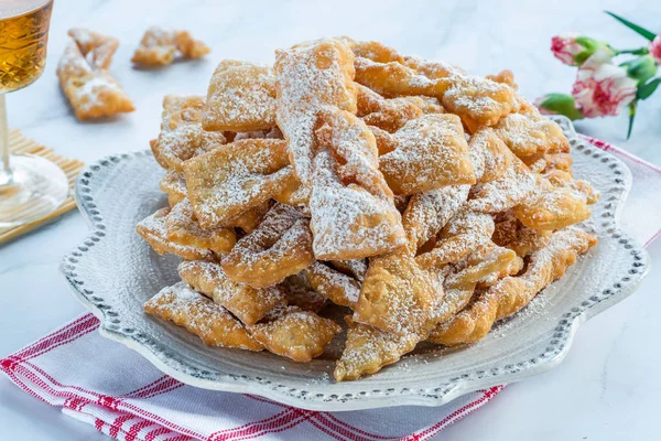 Fritos Tradicionais Carnaval Italianos Polvilhados Com Açúcar Confeiteiro Frappe Chiacchiere — Fotografia de Stock