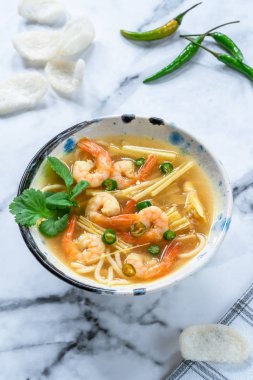 Tom yum - sıcak ve Tay karides çorbası ekşi