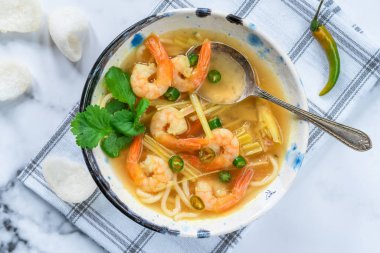 Tom yum - sıcak ve Tay karides çorbası ekşi