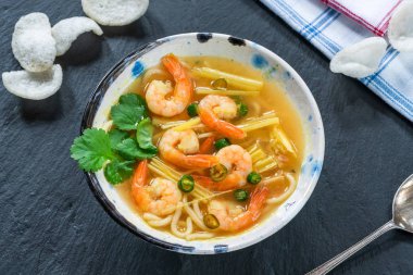Tom yum - sıcak ve Tay karides çorbası ekşi