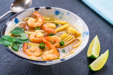 Tom yum - sıcak ve Tay karides çorbası ekşi