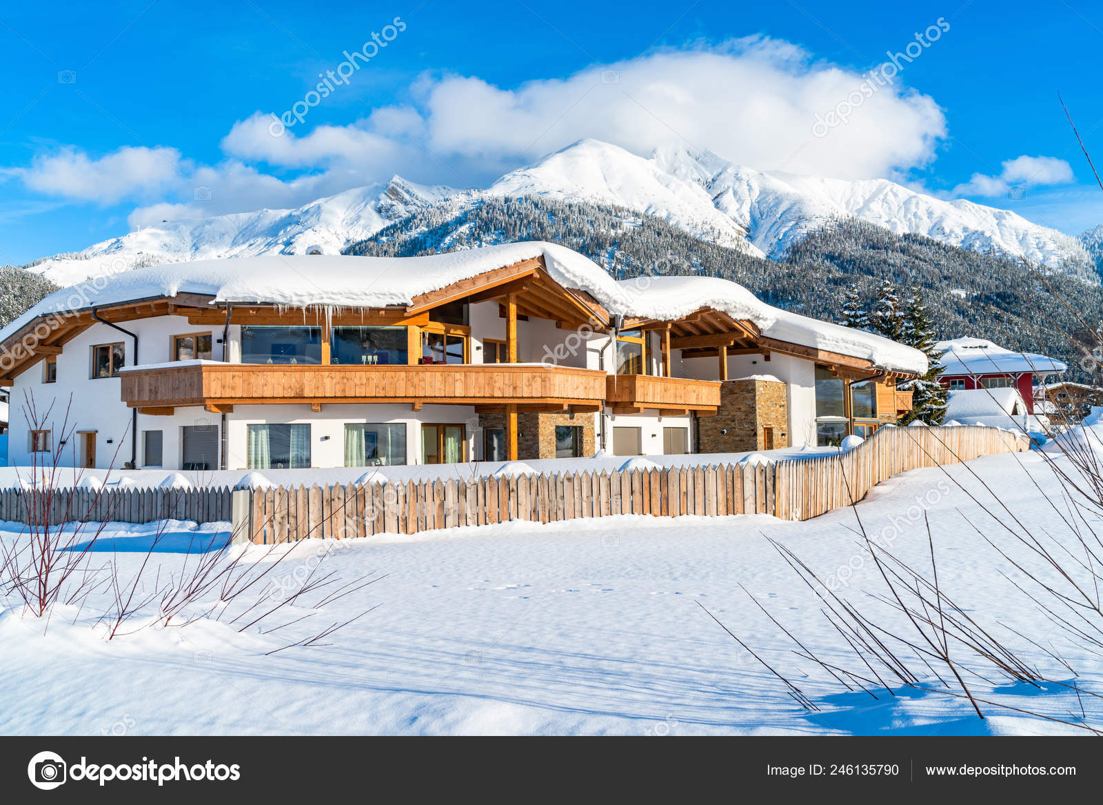 雪に覆われた家とゼーフェルト チロルのオーストリアの州のアルプスの美しい冬の風景 オーストリアの冬は ストック写真 C Rubinowadama