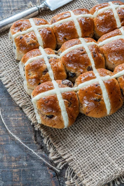 Heiße Kreuzbrötchen Traditionelles Osteressen — Stockfoto