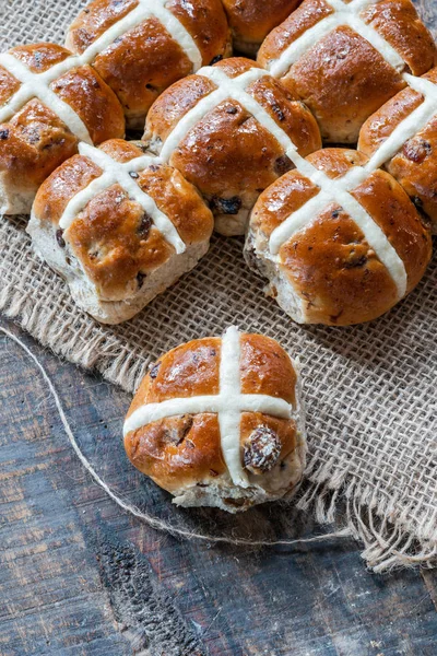 Heiße Kreuzbrötchen Traditionelles Osteressen — Stockfoto