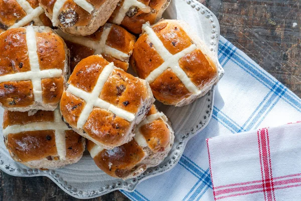 Heiße Kreuzbrötchen Traditionelle Osterspeisen Von Oben — Stockfoto