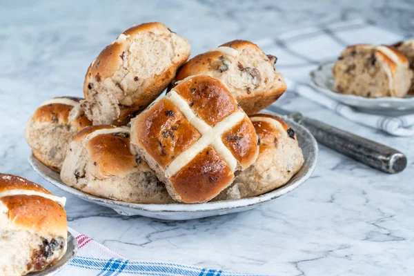 Heiße Kreuzbrötchen Traditionelles Osteressen — Stockfoto