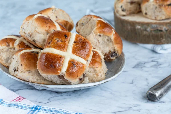 Heiße Kreuzbrötchen Traditionelles Osteressen — Stockfoto