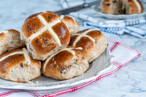 Heiße Kreuzbrötchen Traditionelles Osteressen — Stockfoto