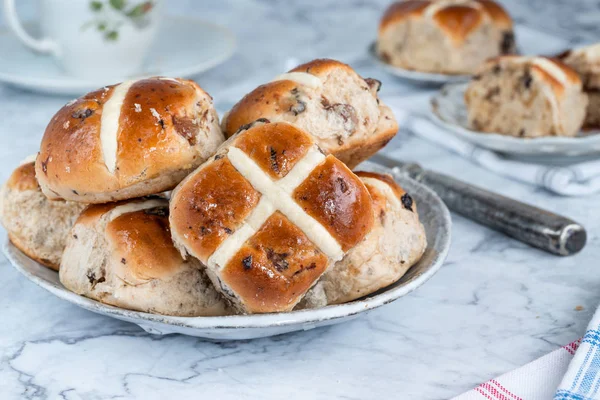 Heiße Kreuzbrötchen Traditionelles Osteressen — Stockfoto