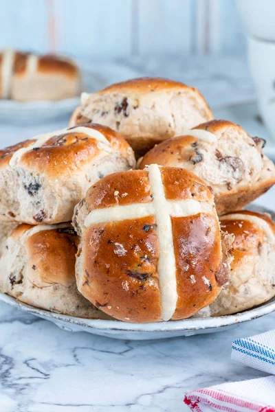 Heiße Kreuzbrötchen Traditionelles Osteressen — Stockfoto