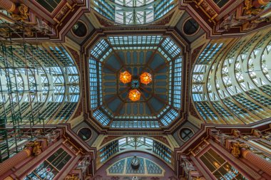 Londra, İngiltere - 23 Şubat 2019: Tavan Leadenhall pazarda, Gracechurch Sokağı görünümünü. Pazar tarihleri 14 yüzyıl geri ama 1990'ların erken 29 Aralık 2013 tarihinde Londra, İngiltere'de yenilenmiş