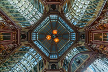 Londra, İngiltere - 23 Şubat 2019: Tavan Leadenhall pazarda, Gracechurch Sokağı görünümünü. Pazar tarihleri 14 yüzyıl geri ama 1990'ların erken 29 Aralık 2013 tarihinde Londra, İngiltere'de yenilenmiş