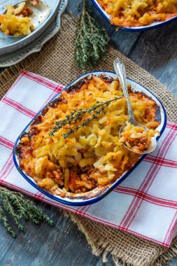 Fırında patates rosti İsviçre tarzı ve domuz eti