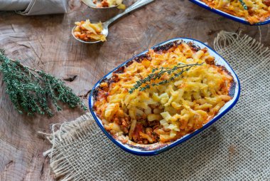 Fırında patates rosti İsviçre tarzı ve domuz eti