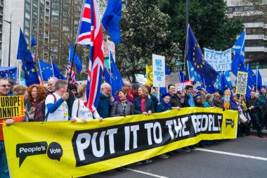 Londra, İngiltere - 23 Mart 2019: Yüz binlerce Remain kampanya protestocular katılmak insanların oy Mart son Brexit anlaşma üzerinde bir oy talep merkezi Londra'da.