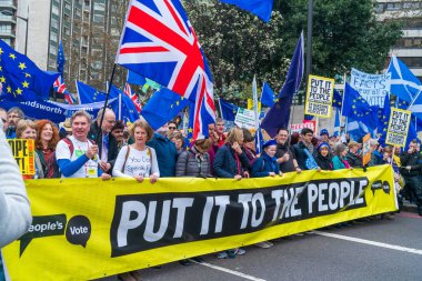 Londra, İngiltere - 23 Mart 2019: Yüz binlerce Remain kampanya protestocular katılmak insanların oy Mart son Brexit anlaşma üzerinde bir oy talep merkezi Londra'da.