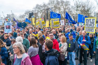 Londra, İngiltere - 23 Mart 2019: Yüz binlerce Remain kampanya protestocular katılmak insanların oy Mart son Brexit anlaşma üzerinde bir oy talep merkezi Londra'da.
