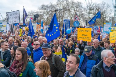 Londra, İngiltere - 23 Mart 2019: Yüz binlerce Remain kampanya protestocular katılmak insanların oy Mart son Brexit anlaşma üzerinde bir oy talep merkezi Londra'da.
