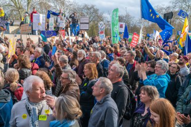 Londra, İngiltere - 23 Mart 2019: Yüz binlerce Remain kampanya protestocular katılmak insanların oy Mart son Brexit anlaşma üzerinde bir oy talep merkezi Londra'da.