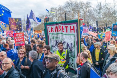Londra, İngiltere - 23 Mart 2019: Yüz binlerce Remain kampanya protestocular katılmak insanların oy Mart son Brexit anlaşma üzerinde bir oy talep merkezi Londra'da.