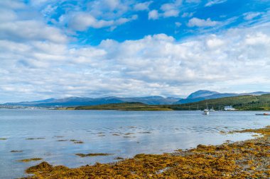 Troms İlçesi Tromso Belediyesi Kvaloya adadan Sandnessundet Boğazı panoramik görünümü, Norveç