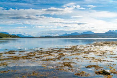 Troms County, Norveç 'te Sandnessundet Boğazı ve Kvaloya ve hakoya Adaları görünümü.