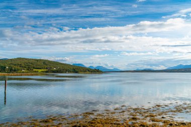Troms İlçesi Kvaloya 'dan Sandnessundet Boğazı ve hakoya Adası 'nın görünümü, Norveç.