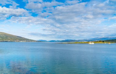 Troms ilçesinde Sandnessundet Boğazı ve adalar Tromsoya ve Kvaloya görünümü, Norveç.