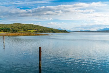 Troms İlçesi Kvaloya 'dan Sandnessundet Boğazı ve hakoya Adası 'nın görünümü, Norveç.