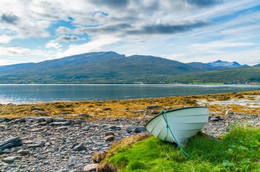 Hakoya plajında Beyaz ahşap tekne-Troms County, Norveç 3,69-kare kilometrelik ada.