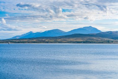 Hakoya 'dan Sandnessundet Boğazı 'nın görünümü-3,69-kare kilometrelik ada, Troms ilçesinden Kvaloya ve Tromsoya Adaları arasında yer alan Norveç.