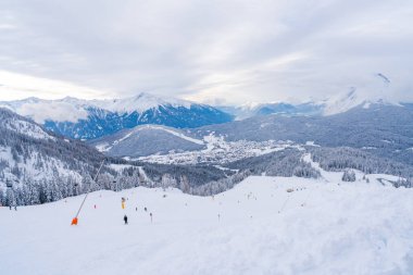 Karla kaplı Alpler, Kayak pistleri ve Avusturya 'nın Tirol eyaletinde Seefeld havadan görünümü ile kış manzarası. Avusturya 'da kış