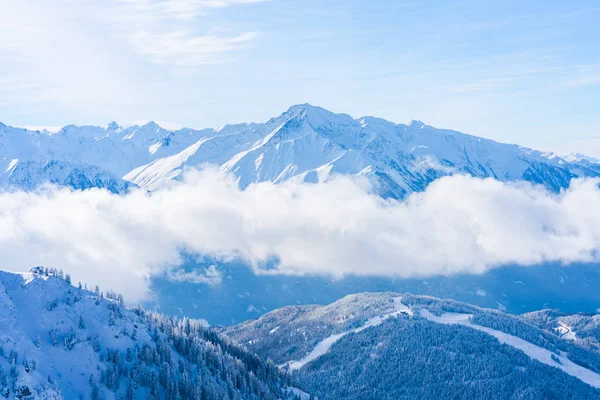 冬季景观与雪覆盖了阿尔卑斯在塞费尔德在奥地利蒂罗尔州 冬季在奥地利 — 图库照片