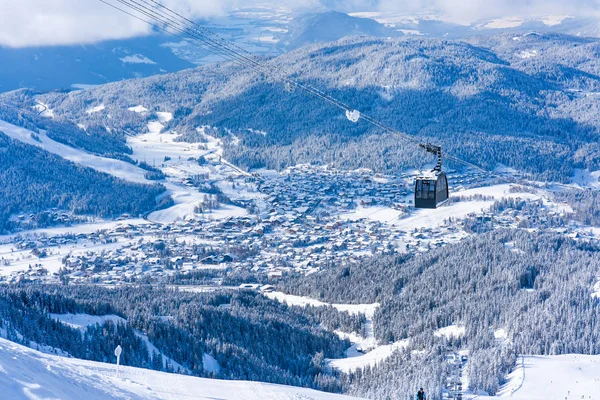 Karla kaplı Alpler ve Tirol Avusturya eyaletinde Seefeld havadan görünümü ile kış manzara. Avusturya 'da kış