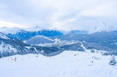 Karla kaplı Alpler, Kayak pistleri ve Avusturya 'nın Tirol eyaletinde Seefeld havadan görünümü ile kış manzarası. Avusturya 'da kış
