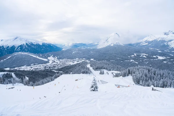 冬季景观与雪覆盖阿尔卑斯山 滑雪场和在奥地利蒂罗尔州的 Seefeld 的鸟图 冬季在奥地利 — 图库照片