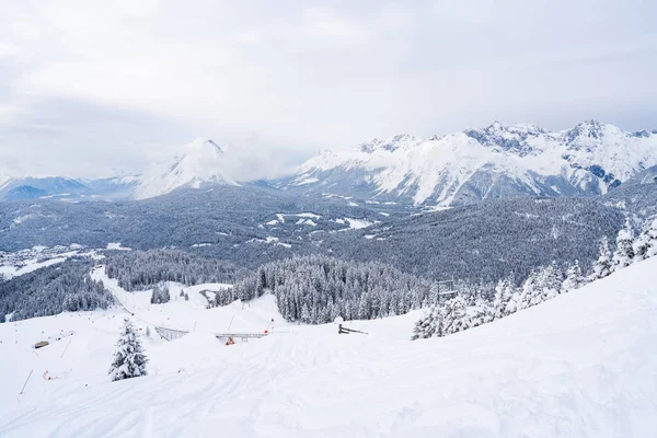Kar ile kış manzara Alpler ve Tirol Avusturya eyaletinde Seefeld kayak pistleri kaplıdır. Avusturya 'da kış