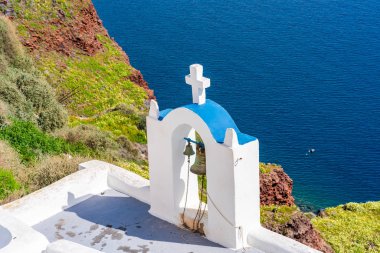 Oia mavi denize karşı geleneksel beyaz badanalı Çan Kulesi, Santorini, Yunanistan