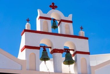 Oia, Santorini, Yunanistan 'da Beyaz Yıkanmış Çan Kulesi mavi gökyüzüne karşı 