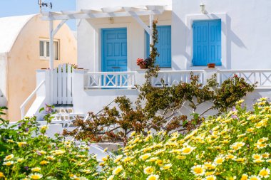 Oia'da geleneksel beyaz badanalı ev. Santorini landscape, Yunanistan