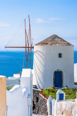 Santorini Kiklad adasında Oia Geleneksel beyaz yel değirmeni, Yunanistan