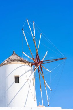 Santorini, Yunanistan Kiklad adasında Oia mavi gökyüzüne karşı geleneksel beyaz yel değirmeni