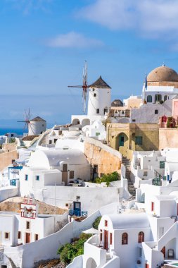 Oia'da geleneksel beyaz badanalı mimari ve yel değirmenleri. Santorini, Yunanistan
