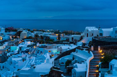 Santorini manzara alacakaranlıkta Oia beyaz badanalı evlerin görünümü ile, Yunanistan