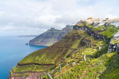 Fira'da volkan kaldera sı ve Ege Denizi manzarası, Santorini peyzajı, Yunanistan