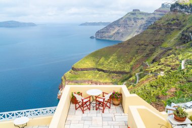 Fira'da volkan kaldera sı ve Ege Denizi manzarası, Santorini peyzajı, Yunanistan
