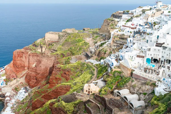 그리스 산토리니의 Oia 마을에는 험준한 절벽에 새겨진 하얗게 칠해진 집들이 — 스톡 사진