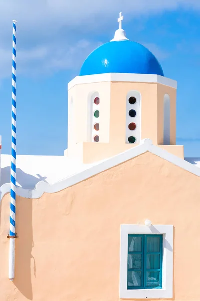 Igreja Tradicional Com Cúpula Azul Oia Santorini Grécia — Fotografia de Stock